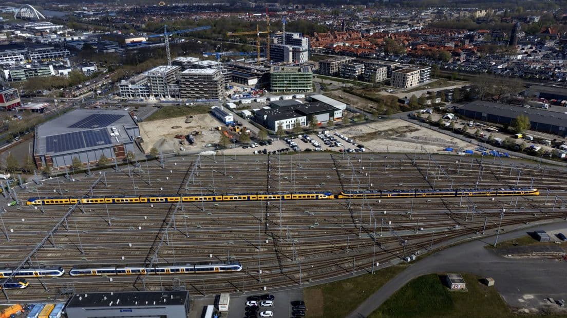 Archief: een trein op het rangeerterrein van NS