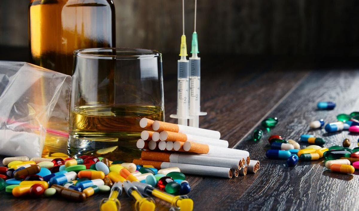Foto van sigaretten pillen en drugs naalden als illustratie voor het onderwerp