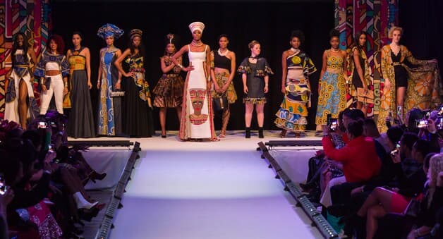 Beeld van het begin van de modeshow in het Wings Hotel. Twintig minuten later moest het pand worden ontruimd.