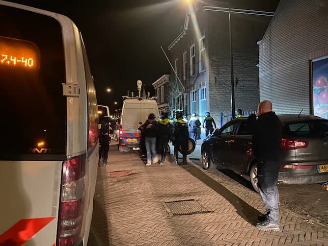 De politie in actie tijdens oudejaarsnacht in Hoeksche Waard.